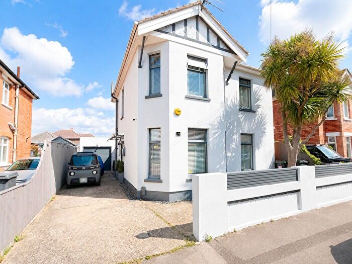 3 Bedroom Detached House For Sale In Markham Road, Bournemouth, BH9