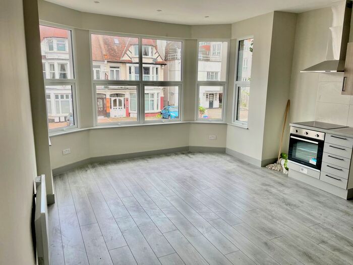 1 Bedroom Flat To Rent In Cobham Road, Westcliff-On-Sea, SS0