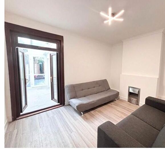 3 Bedroom Semi-Detached House To Rent In Fawcett Road, Croydon, CR0