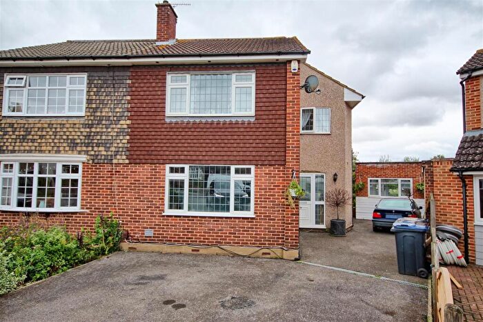 3 Bedroom Semi-Detached House For Sale In Chiltern Close - Ware - Huge Rear Garden, SG12