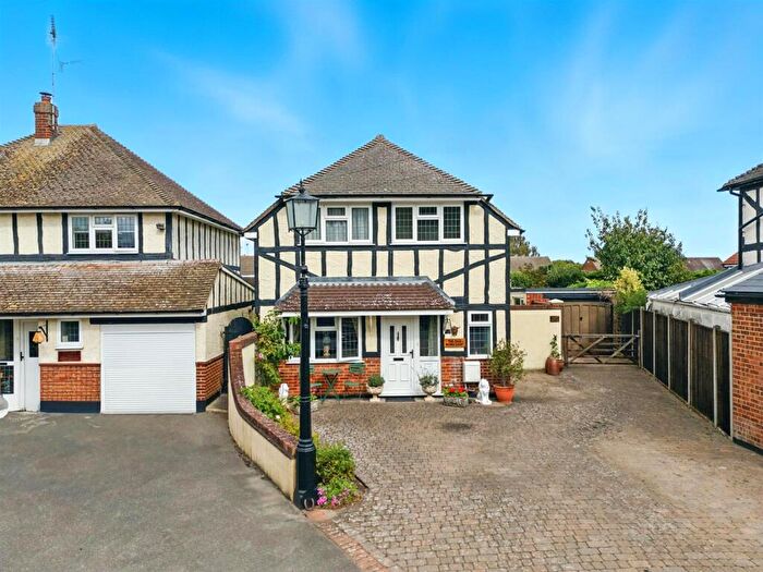 3 Bedroom Detached House For Sale In Moat Close, Doddinghurst, CM15