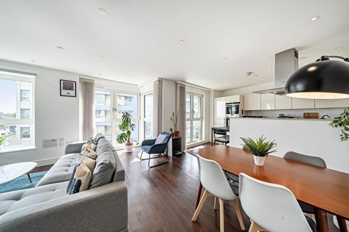3 Bedroom Flat For Sale In Queensland Road, London, N7