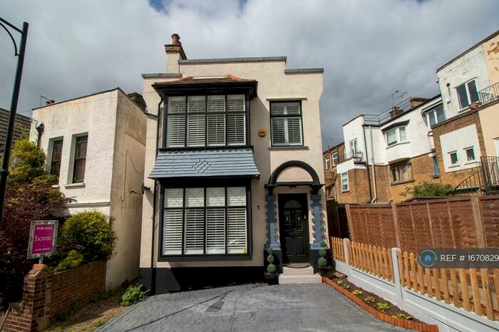 3 Bedroom Detached House To Rent In Redcliff Drive, Leigh On Sea, SS9