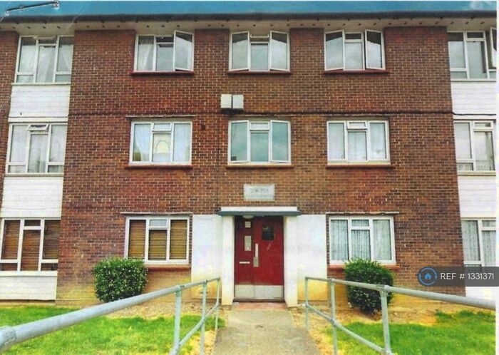 2 Bedroom Flat To Rent In Highfield Road, Romford, RM5