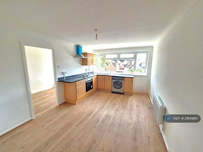3 Bedroom Flat To Rent In Cookham Road, Maidenhead, SL6