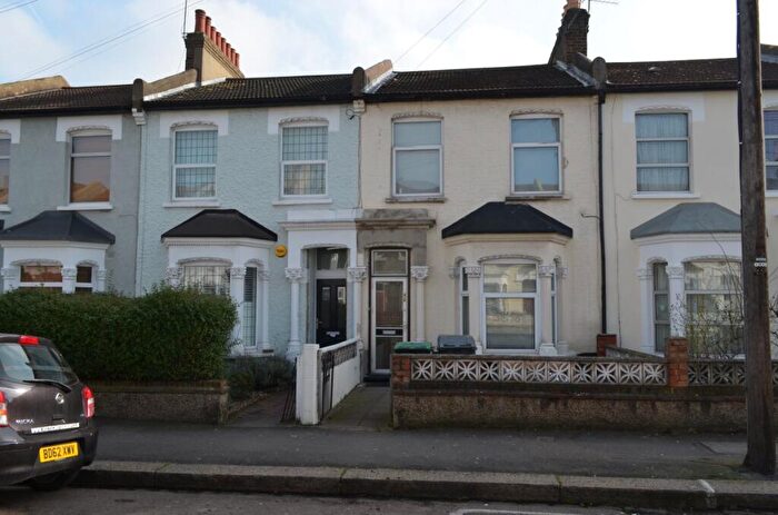 4 Bedroom Semi Detached House To Rent In Glenwood Road, Turnpike Lane, N15