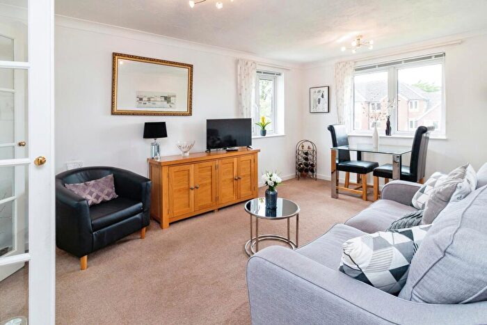 1 Bedroom Apartment For Sale In Sycamore Court, Aylesbury, HP19