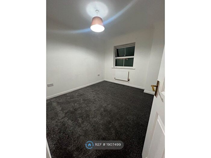 2 Bedroom Flat To Rent In Crispin Way, Uxbridge, UB8