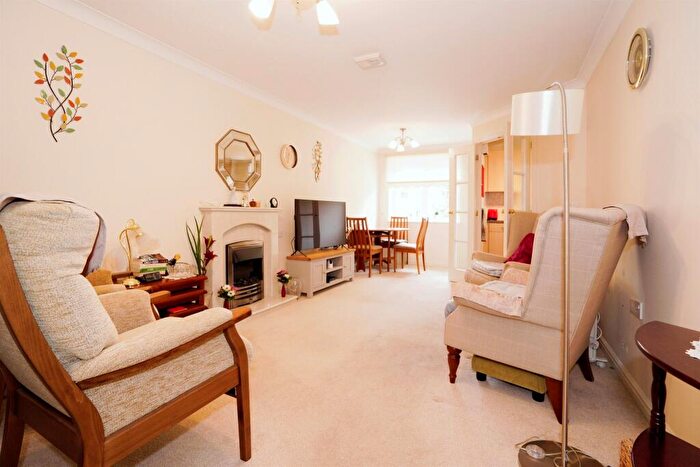 1 Bedroom Flat For Sale In Southdown Road, Southdown, Harpenden, AL5