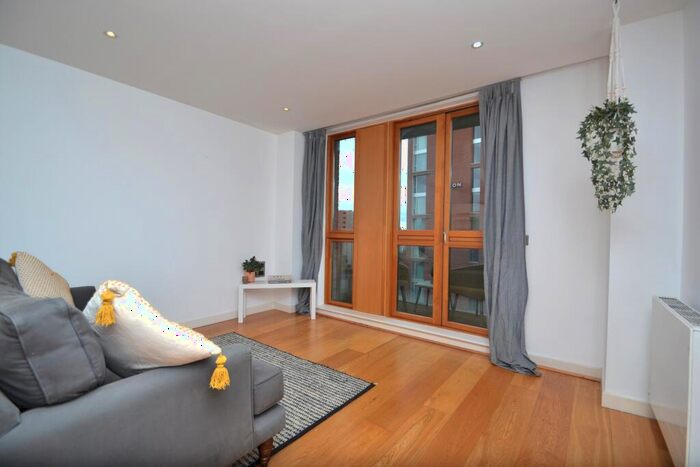 2 Bedroom Flat To Rent In Watermans Place, Wharf Approach, Leeds, LS1