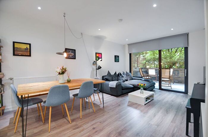 2 Bedroom Flat For Sale In Canter Way, London, E1