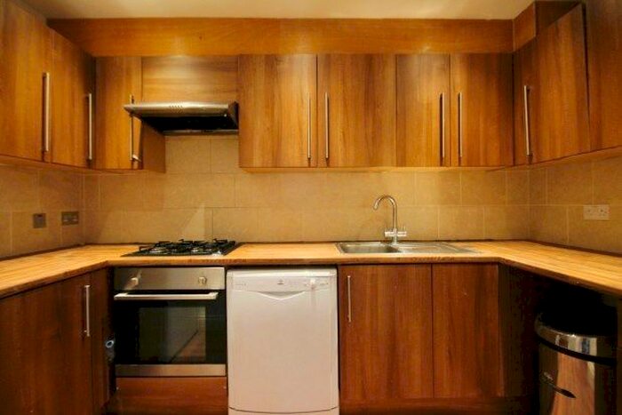 3 Bedroom Flat To Rent In Norbury Crescent, London, SW16