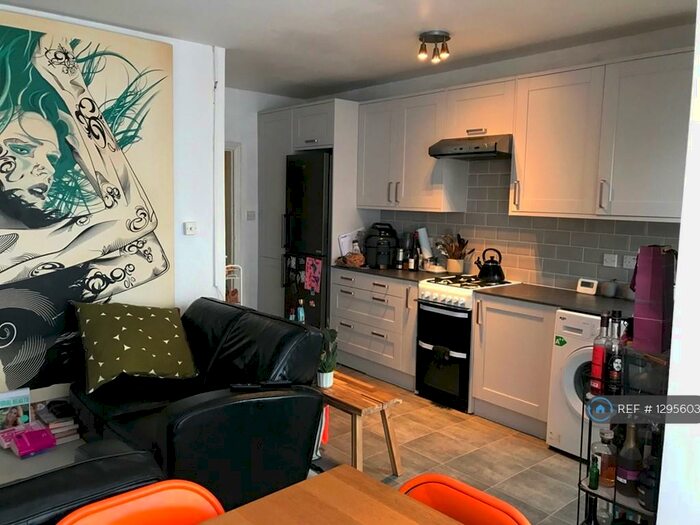 2 Bedroom Maisonette To Rent In (First Floor), London, SE27