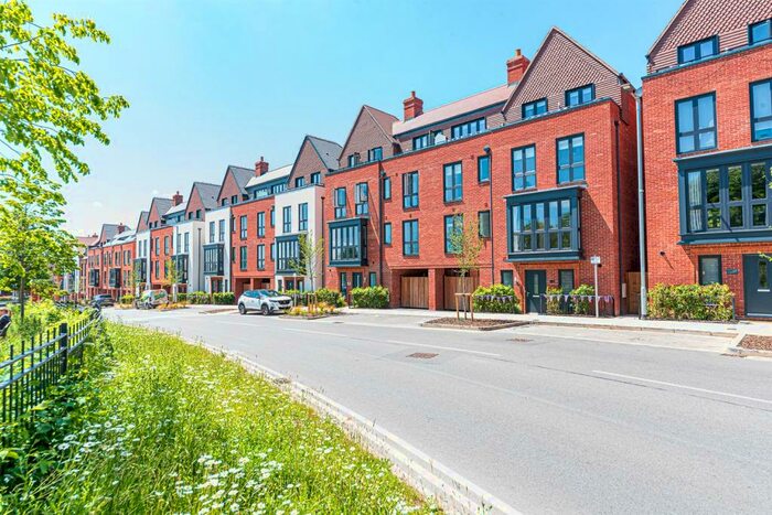 4 Bedroom Town House To Rent In Earle Crescent, Wokingham, RG40