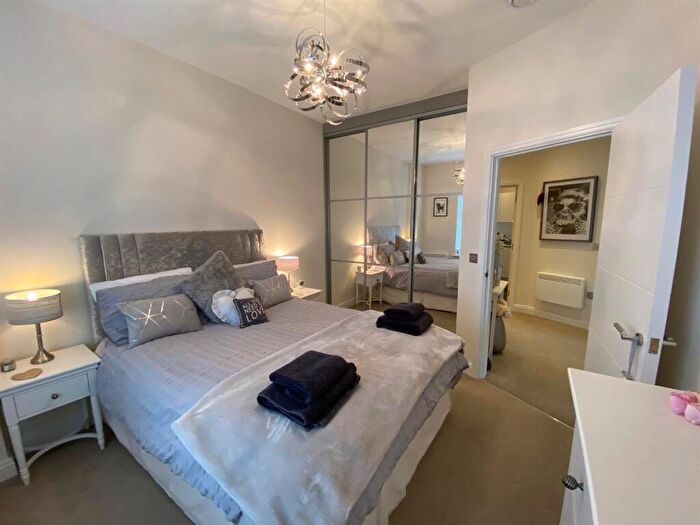 2 Bedroom Flat To Rent In Gorcott Lane, Dickens Heath, Shirley, Solihull, B90