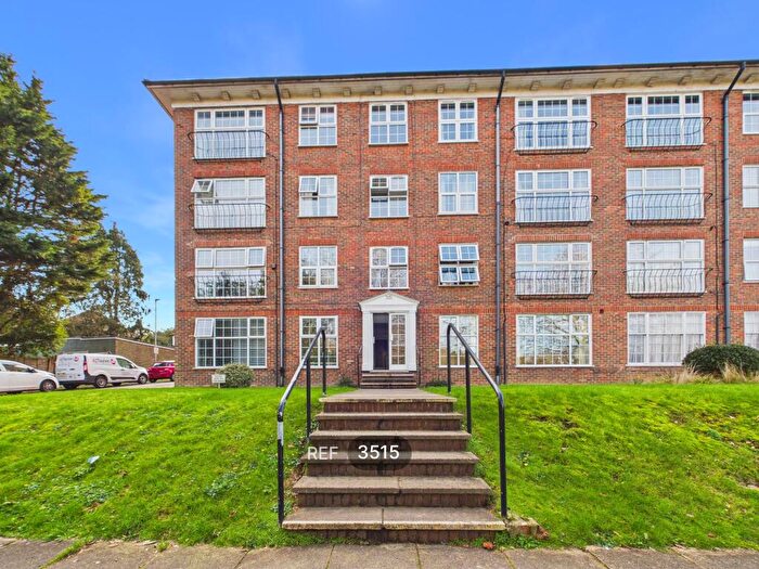 2 Bedroom Flat To Rent In Regency Court, Withdean Rise, Brighton, BN1