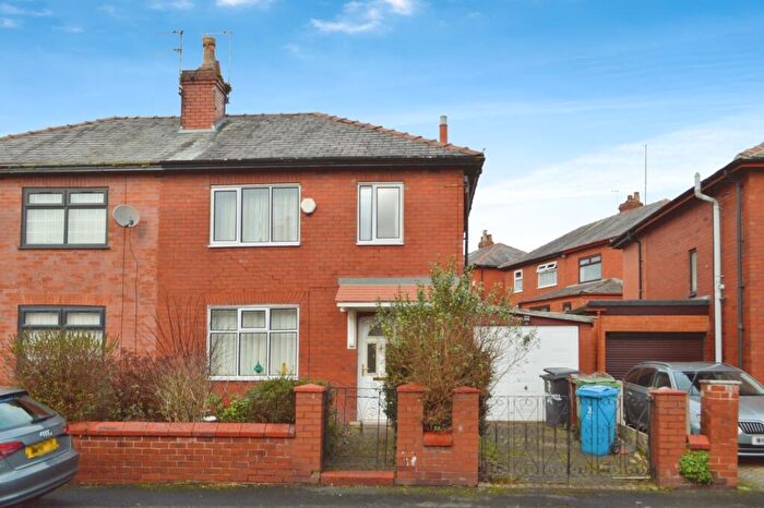 3 Bedroom Semi Detached House For Sale In Halliwell Avenue, Oldham, OL8
