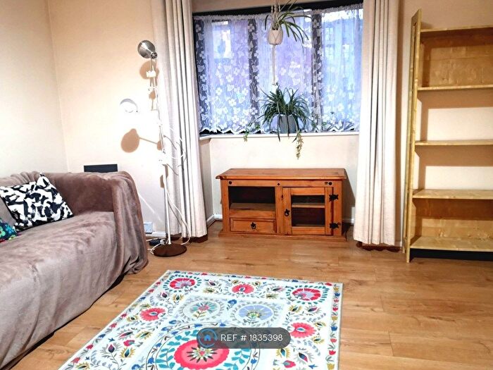 1 Bedroom Flat To Rent In Priors Court, Reading, RG1