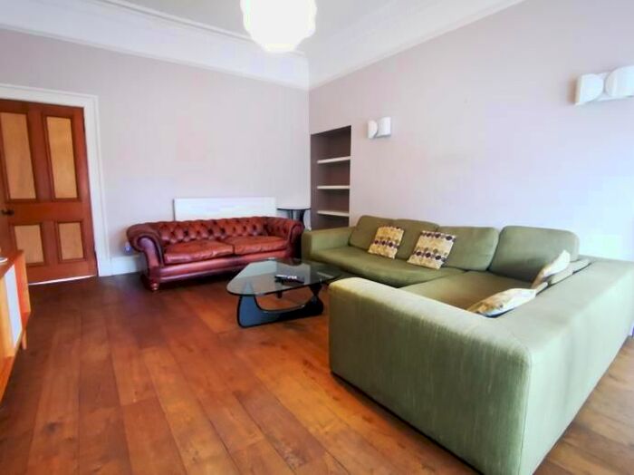 3 Bedroom Flat To Rent In Bruntsfield Gardens, Edinburgh, EH10