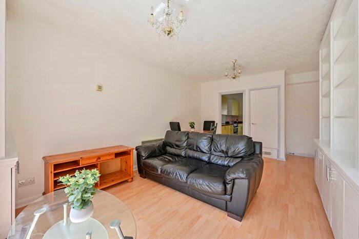 1 Bedroom Flat To Rent In Morden Road, South Wimbledon, London, SW19