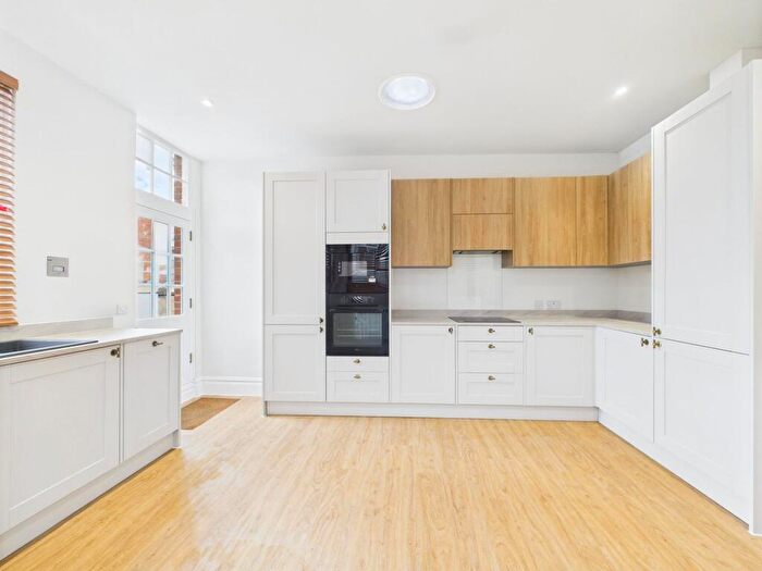 2 Bedroom Flat To Rent In High Street, Cheltenham, GL50