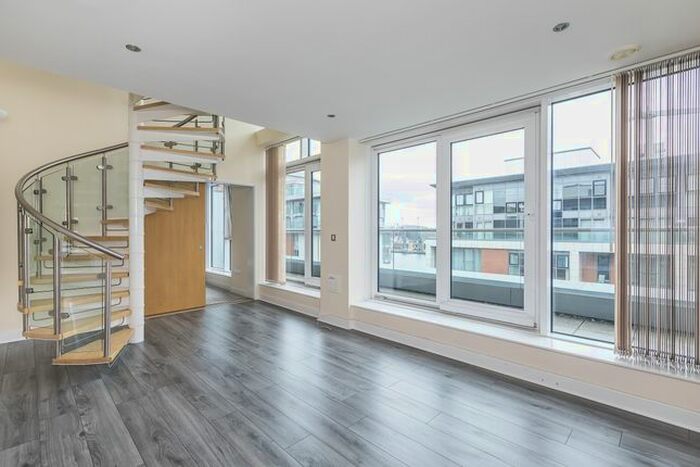 3 Bedroom Flat To Rent In Seagull Lane, E16