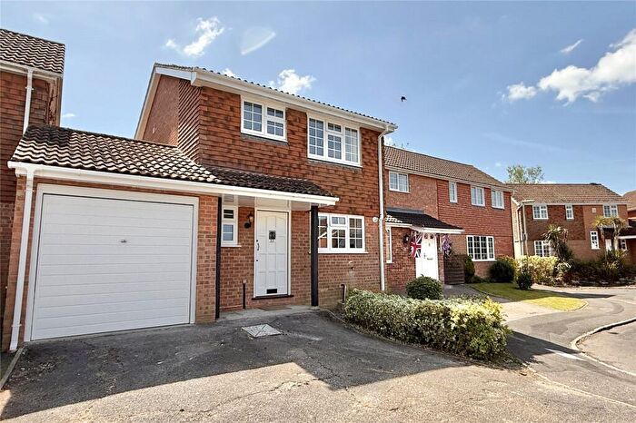 3 Bedroom Link Detached House For Sale In Beechcrest View, Hook, Hampshire, RG27