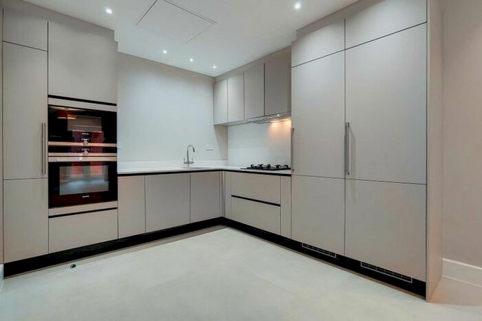 3 Bedroom Flat To Rent In Fitzjohns Avenue, Hampstead, London, NW3