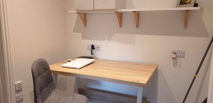 1 Bedroom Flat To Rent In Flat, Monks Road - Bed, LN2