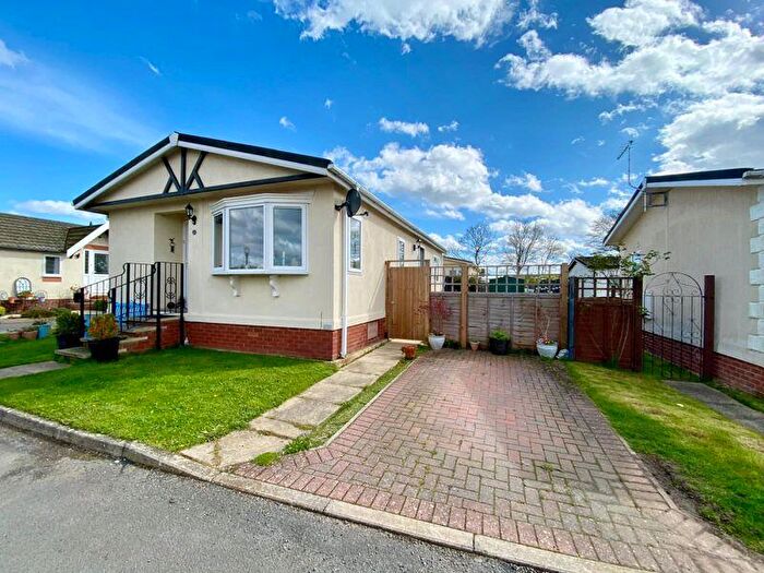 2 Bedroom Park Home For Sale In Rose Crescent, Pavenham, MK43
