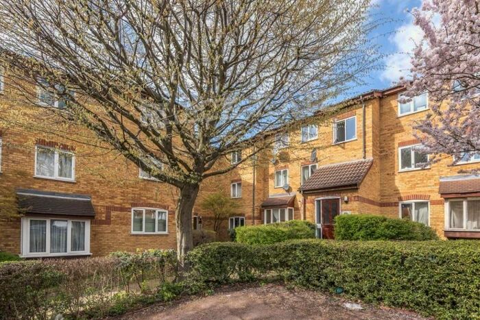 Studio To Rent In Greenway Close, London, N11