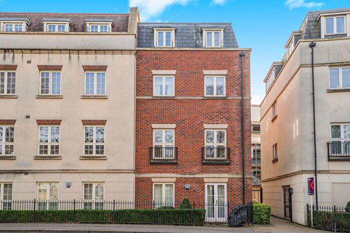 2 Bedroom Flat For Sale In Woodford Way, Witney, OX28