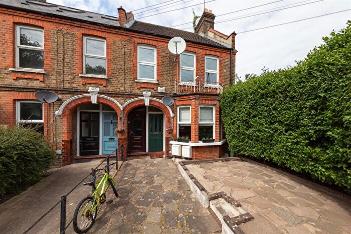 2 Bedroom Flat For Sale In Winns Avenue, Walthamstow, E17