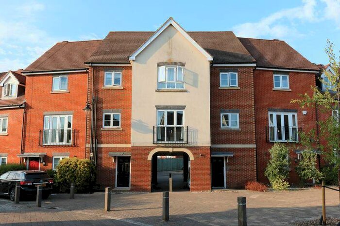 2 Bedroom Flat To Rent In Wolage Drive, Wantage, OX12