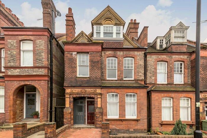 3 Bedroom Flat To Rent In Amesbury Avenue, London, SW2