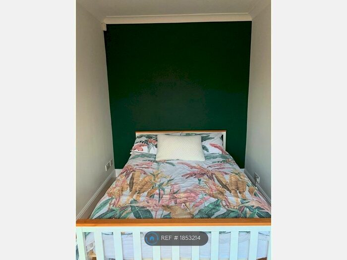 1 Bedroom Flat To Rent In Great West Road, Brentford, TW8