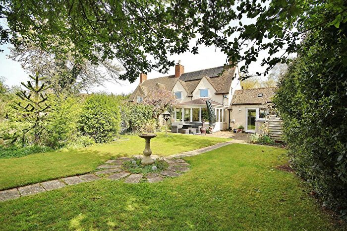 3 Bedroom Semi Detached House For Sale In North Street, Aston, OX18