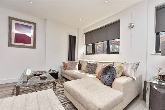 1 Bedroom Flat For Sale In Bridge Street, Leatherhead, Surrey, KT22