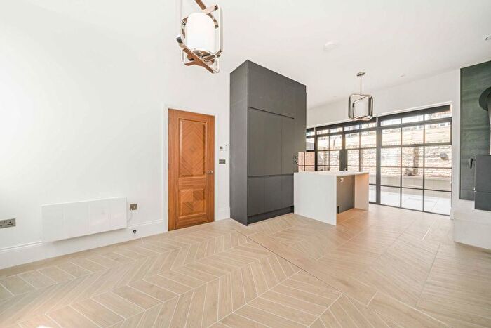 3 Bedroom Flat To Rent In Grove Mews, London, W6