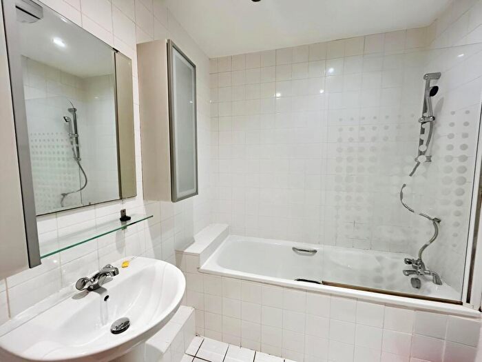 1 Bedroom Flat To Rent In The Exchange, Dickenson Road, M14