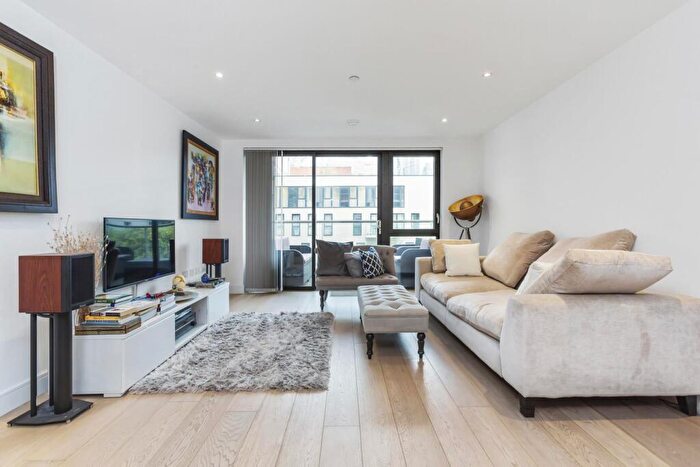 3 Bedroom Apartment To Rent In Kensington Apartments, Commercial Street, E1