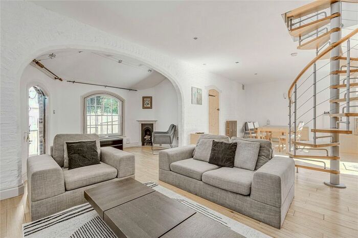 3 Bedroom Detached House To Rent In Wiltshire Road, Stockwell, SW9