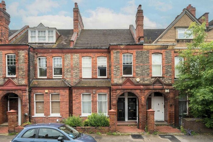 3 Bedroom Flat To Rent In Hailsham Avenue, London, SW2