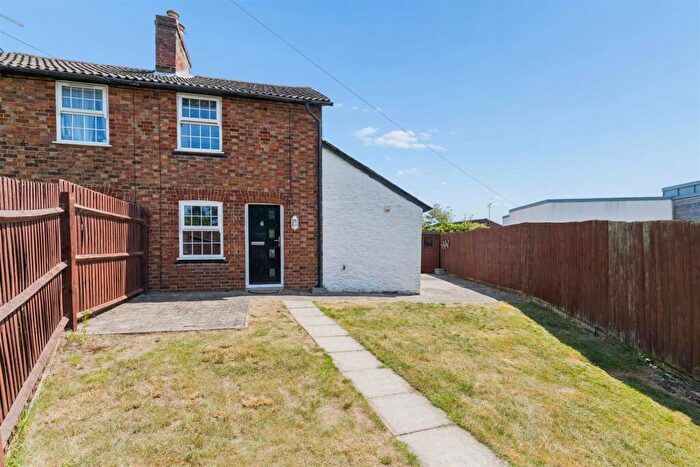 2 Bedroom Cottage For Sale In Heath Road, Great Brickhill, Buckinghamshire, MK17