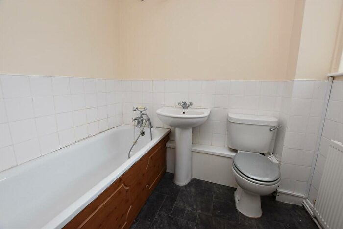 2 Bedroom Apartment To Rent In Poplar Court, Leads Road, Hull, HU7