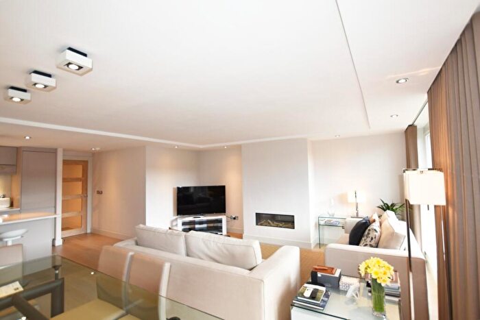 2 Bedroom Flat To Rent In Cavendish Place, Cavendish Crescent South, Nottingham, Nottinghamshire, NG7