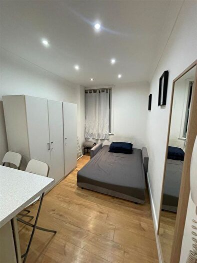 Studio To Rent In Penywern Road, London, SW5