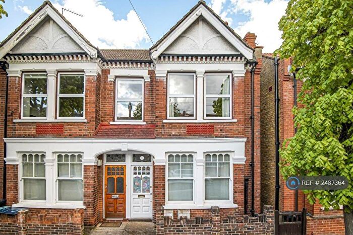 3 Bedroom Flat To Rent In Balham, London, SW12