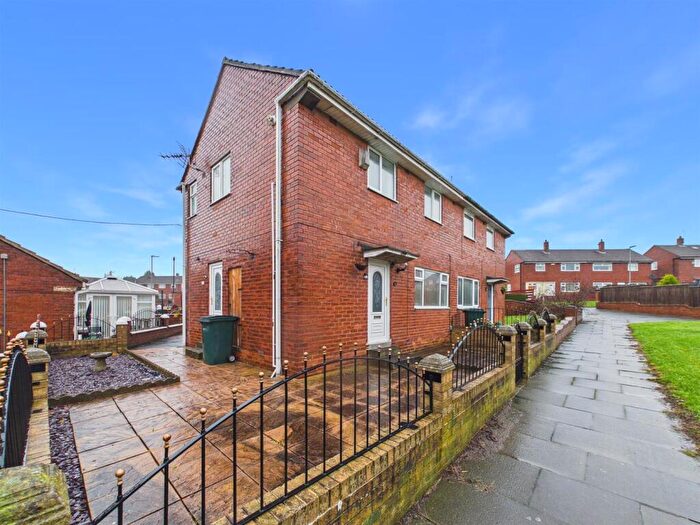2 Bedroom End Of Terrace House For Sale In Wealcroft, Leam Lane, Gateshead, NE10