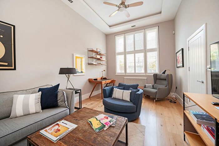 2 Bedroom Flat For Sale In Edwards Passage, Stepney, London, E1